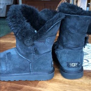 UGG Bailey Button Mid Rise